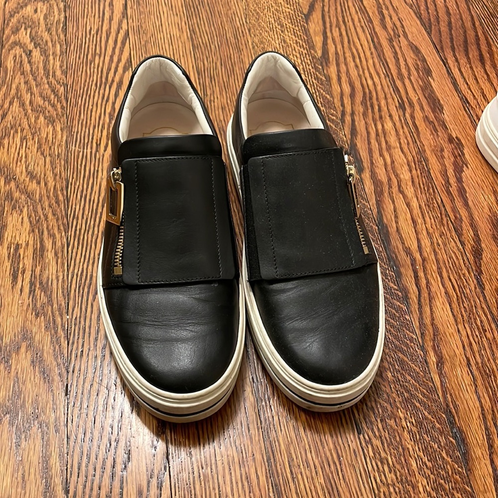 Roger Vivier black zipper sneakers. Size 37. Good condition